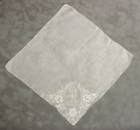 13 X 13 WHITE LINEN

EYELET, APPLIQUE, SCALLOPS

MOMOGRAMMED " R "

$5.00